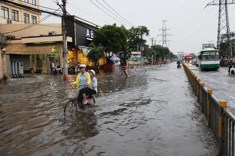 Đường Kinh Dương Vương thành sông sau cơn mưa ngắn ảnh 5